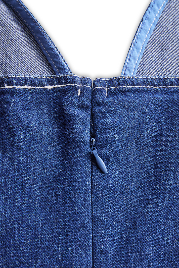 Rochie midi din denim, de culoare albastru închis, fără mâneci
