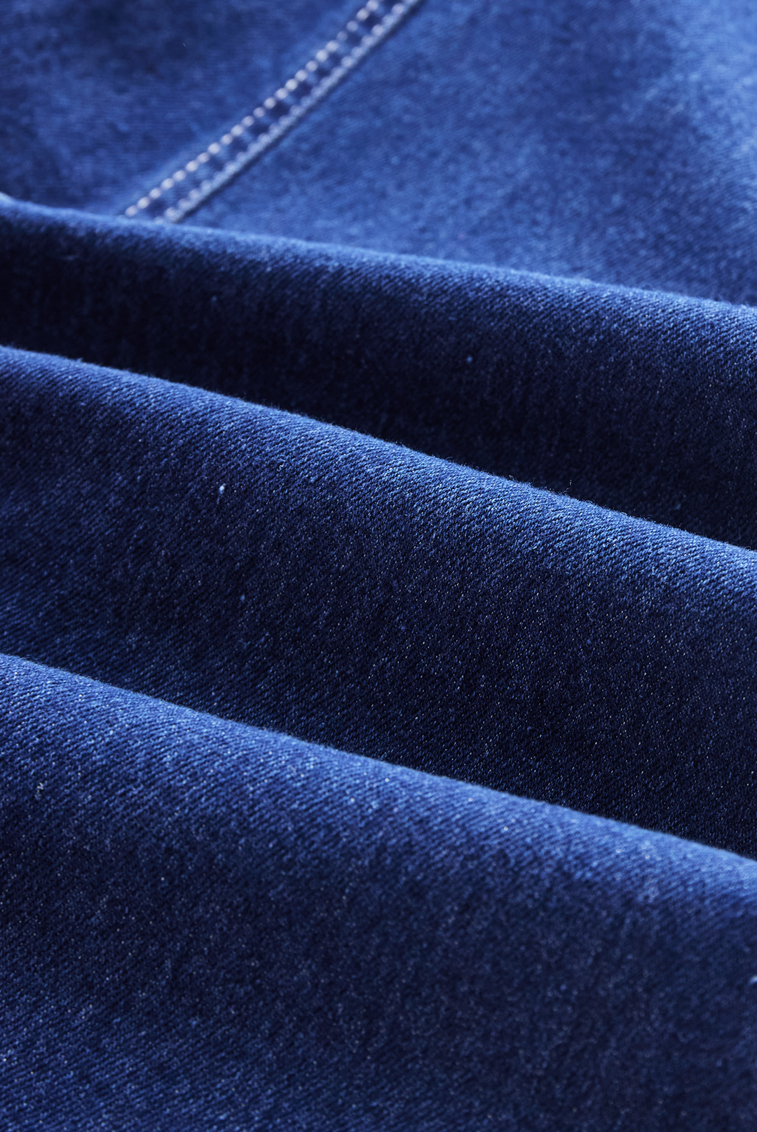 Rochie midi din denim, de culoare albastru închis, fără mâneci