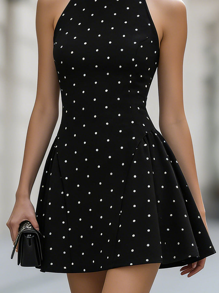 Rochie mini elegantă fără mâneci, cu guler halter și buline