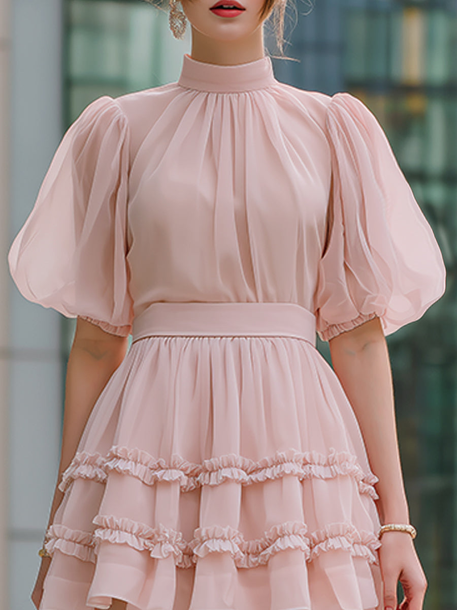 Rochie mini cu gât înalt, mâneci bufante și volane