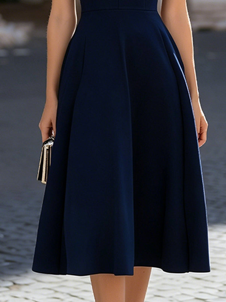 Rochie midi bleumarin cu guler mandarin, decupaj tip lacrimă și mâneci scurte