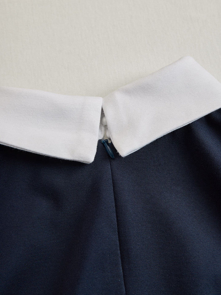 Rochie midi elegantă bleumarin cu nasturi albi contrastanți