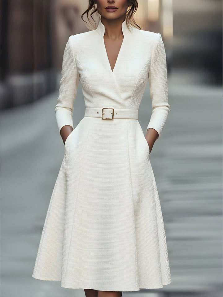Rochie midi albă texturată cu curea și decolteu în V