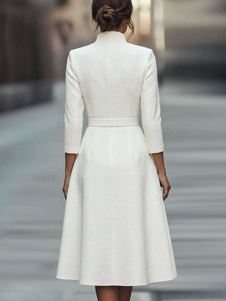 Rochie midi albă texturată cu curea și decolteu în V