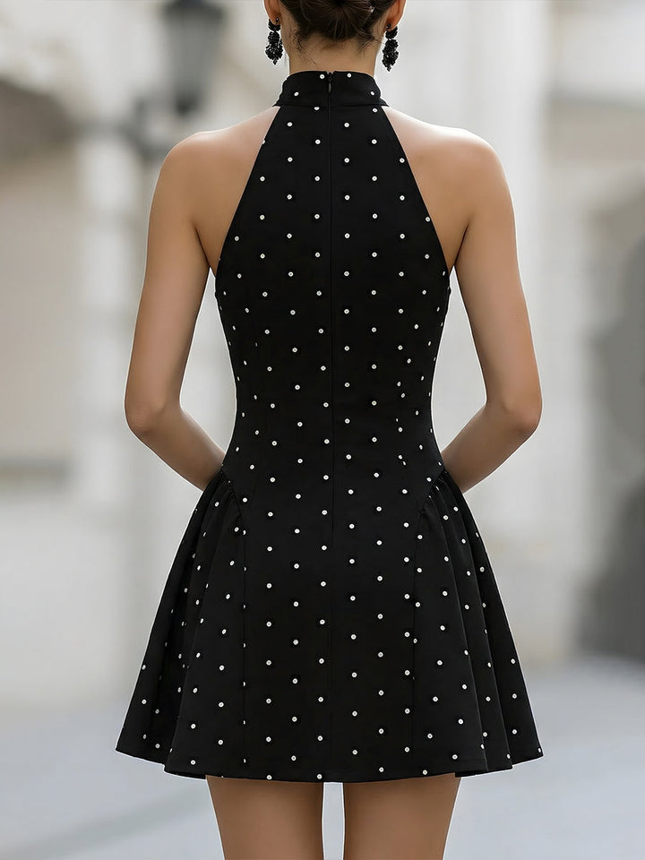 Rochie mini elegantă fără mâneci, cu guler halter și buline