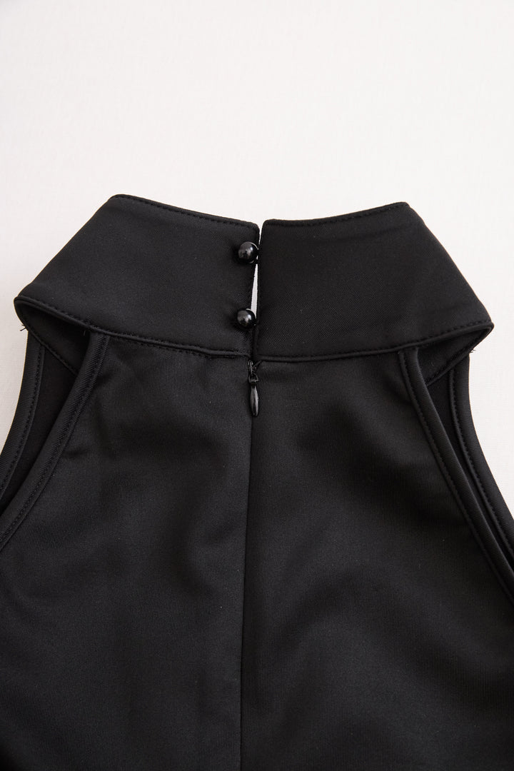Rochie midi elegantă alb-negru, cu guler înalt