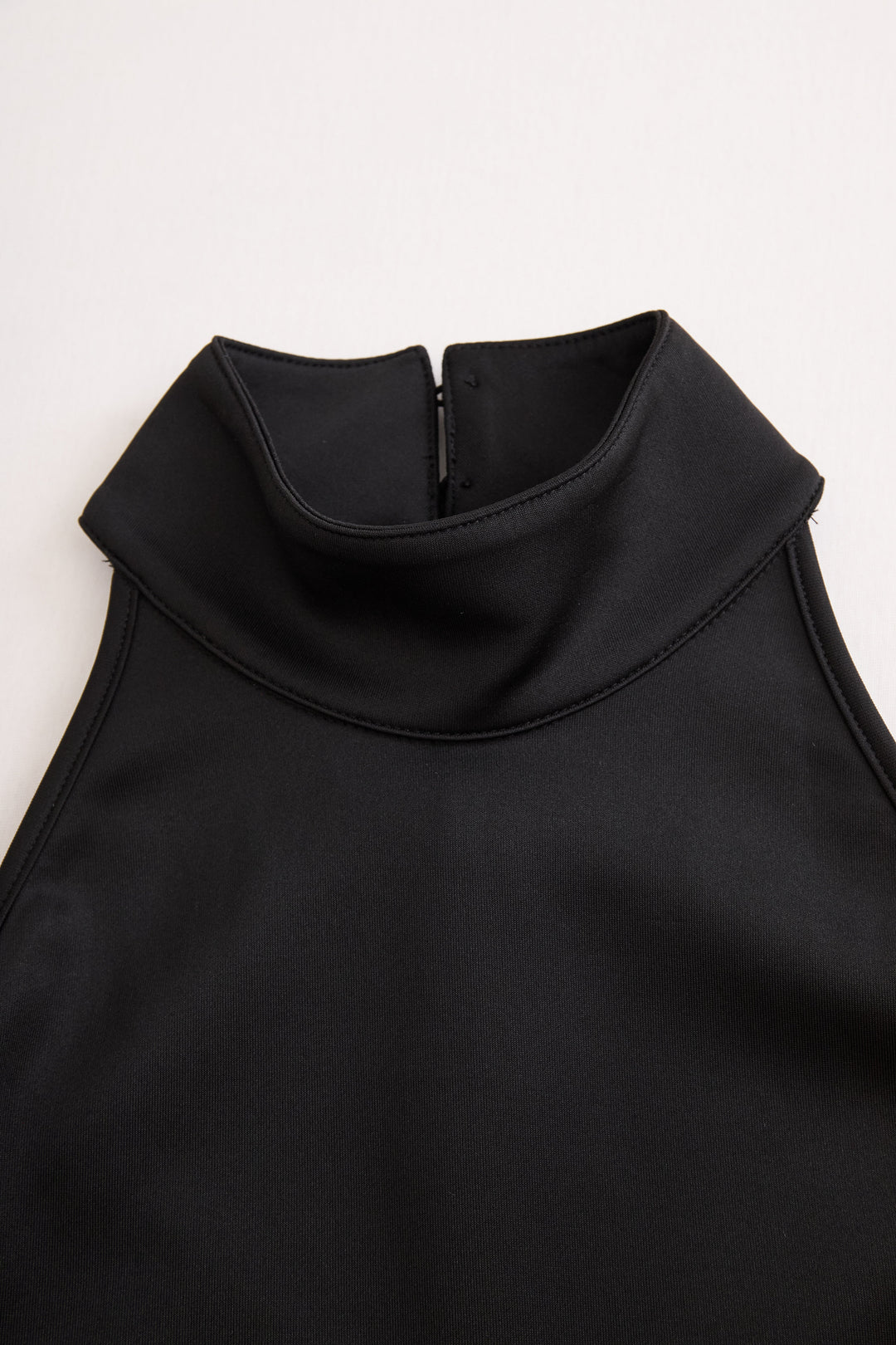 Rochie midi elegantă alb-negru, cu guler înalt