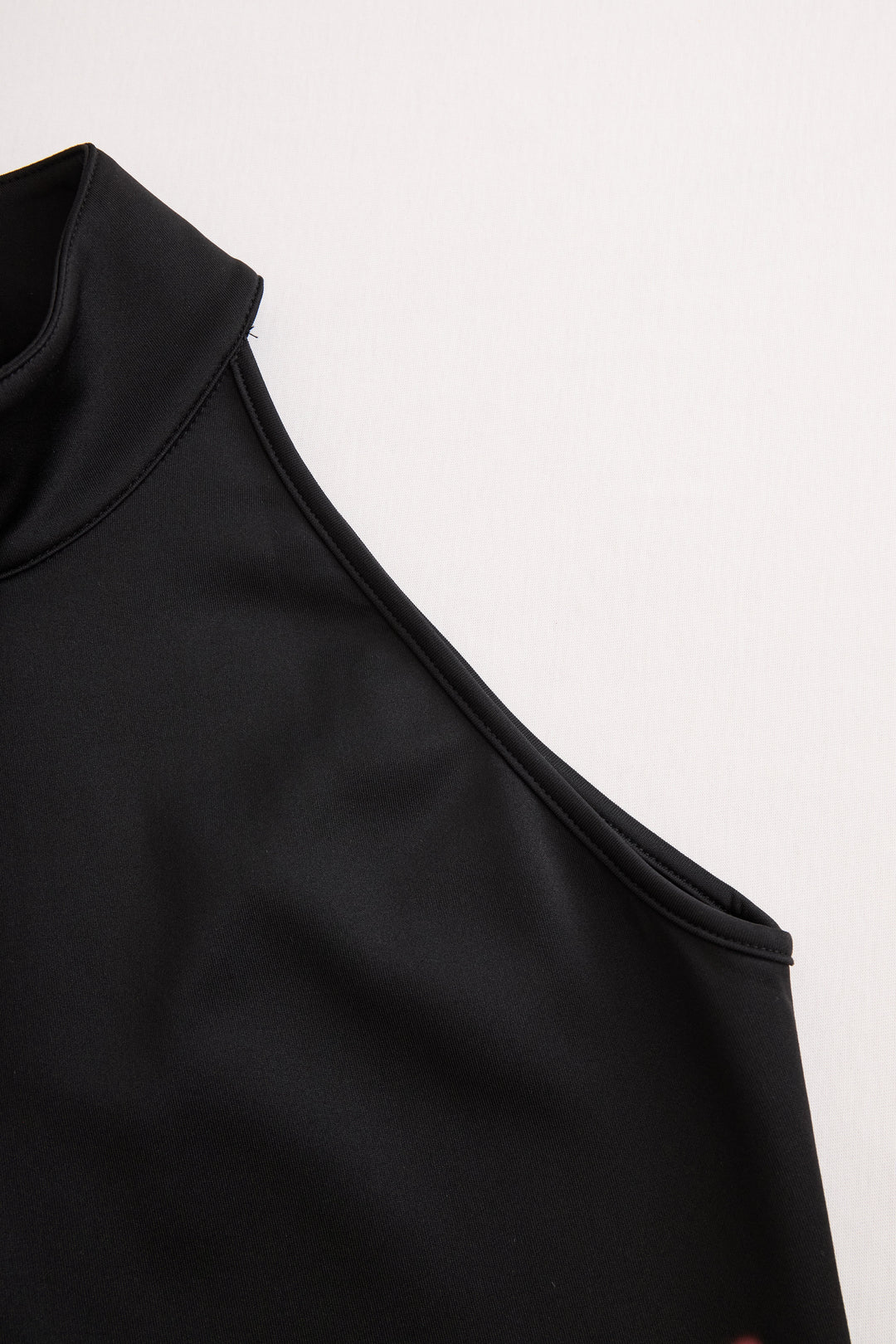 Rochie midi elegantă alb-negru, cu guler înalt